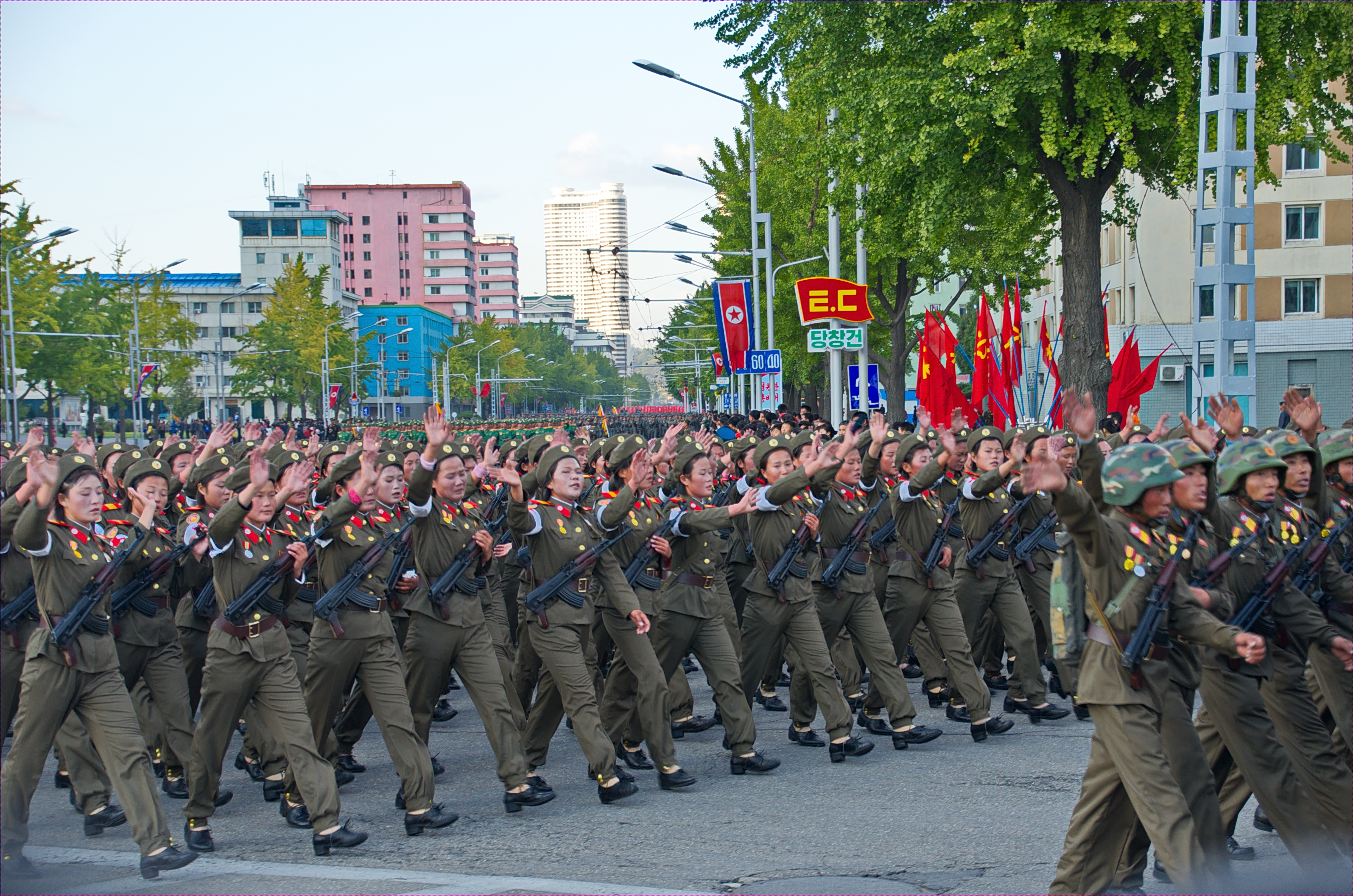 0963_-_Nordkorea_2015_-_Pjöngjang_-_Parade_zum_75._JT_der_Arbeiterpartei_(22353978314)